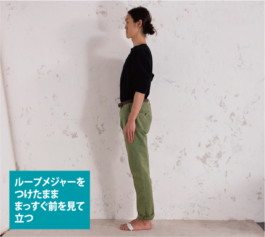オーダーシューズ革靴2. 直立してループメジャーで足囲(そくい)を測る